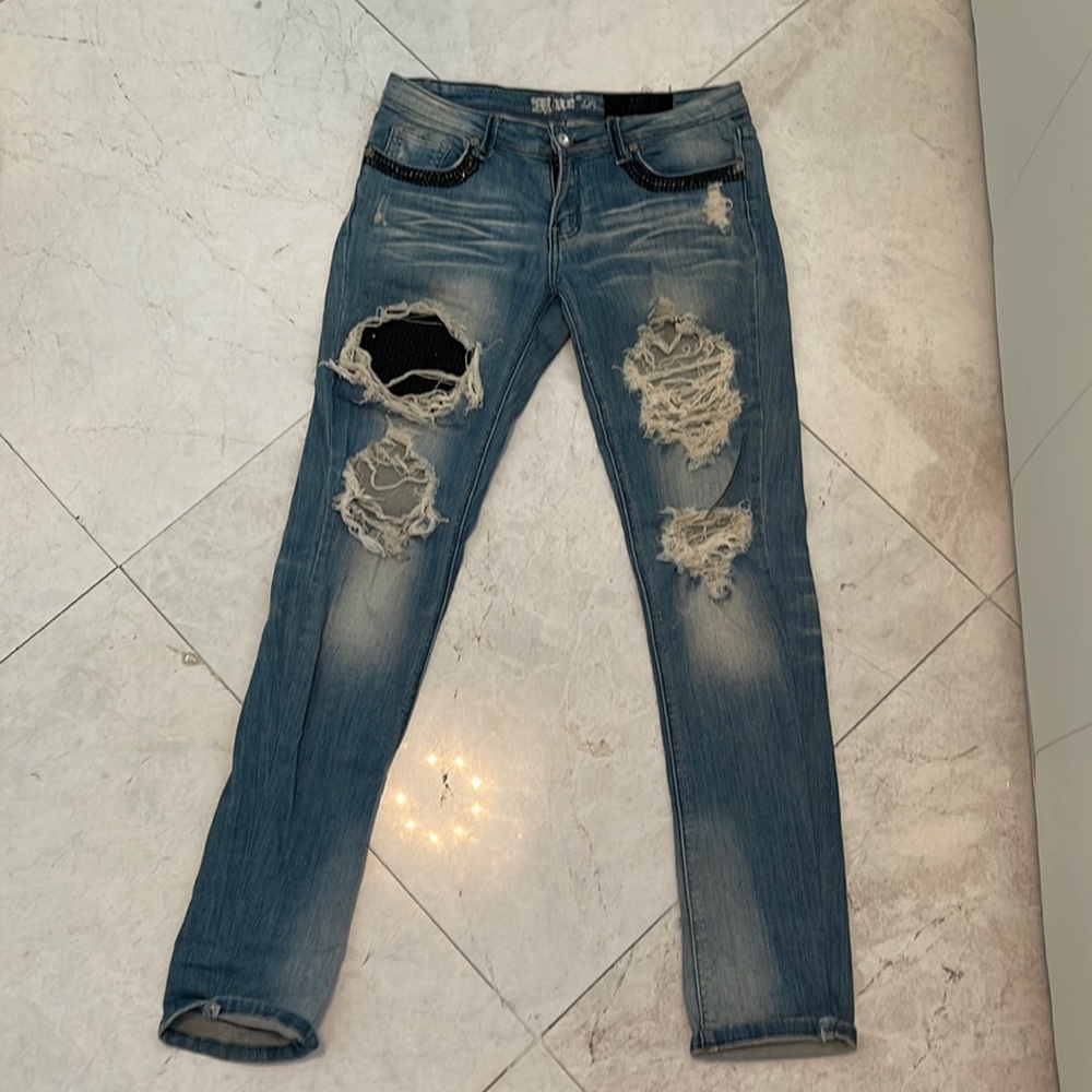 Jeans with Swarovski crystals embellished in front and back.
